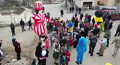 Perdede oyun köyde şenlik var