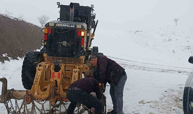 Pervari'de grup köy yolu kardan kapandı