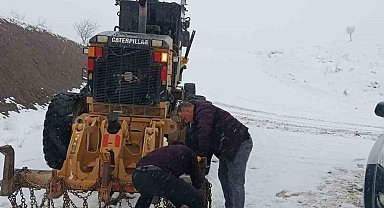 Pervari'de grup köy yolu kardan kapandı