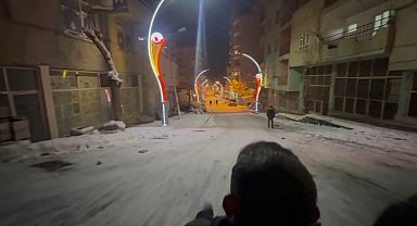 Pervari'de vatandaşlar kar yağışının tadını kayarak çıkardı