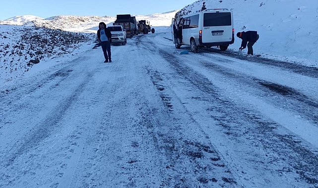 Pervari'de yolcu minibüsü yan yattı