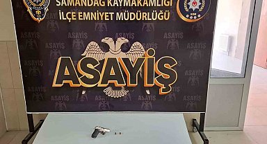 Polis silahla çevreye korku salan şahsı 100 kamerayı inceleyerek yakaladı