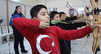 Polislerin desteğiyle okçu oldular
