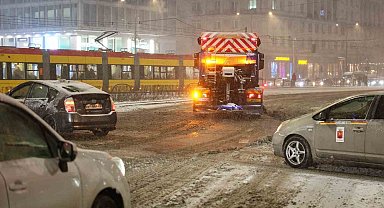 Polonya'da kar esareti: Yüzlerce araç yollarda kaldı
