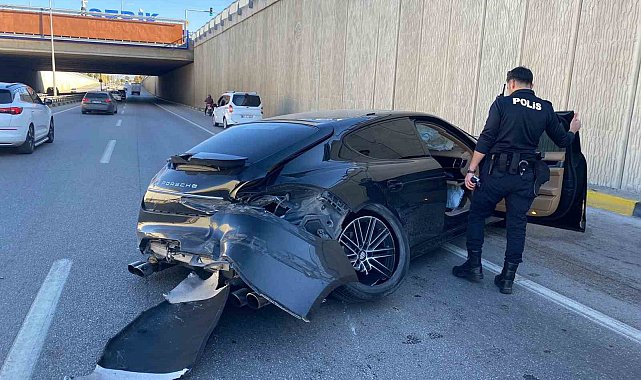Porsche otomobil önce bir araca sonra alt geçit duvarına çarptı: 1 yaralı