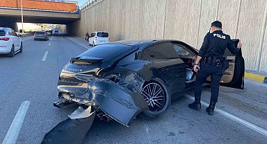 Porsche otomobil önce bir araca sonra alt geçit duvarına çarptı: 1 yaralı