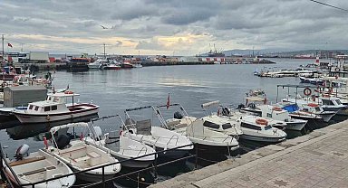 Poyraz küçük tekne balıkçılarını limana bağladı, ağlar tamire alındı