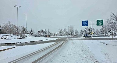 Pozantı'da kar yağışı etkili oldu