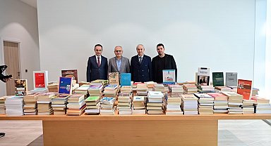 Prof. Dr. Fahrettin Tızlak'tan Antalya Kütüphanesi'ne 2000 kitaplık değerli bağış