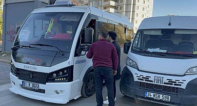 PTT kargo aracı ile dolmuş şoförünün trafik tartışması darpla bitti