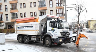 Pursaklar'da kar yağışıyla birlikte tüm ekipler sahada