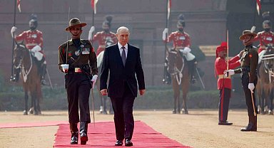 Putin, Hindistan'da resmi törenle karşılandı