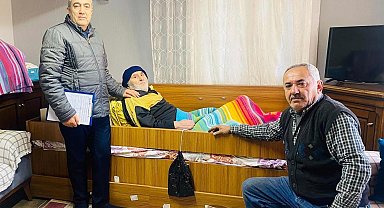 "Vatandaşa hizmet, Hakk'a hizmettir" diyerek yaşlıların ayağına gidiyor