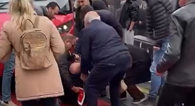 Raylardan geçmek isteyen adama tramvay çarptı