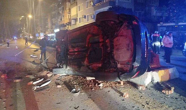 Refüje çarpıp takla atan otomobil karşı şeride geçti: 2 yaralı