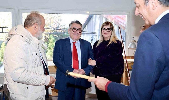 Rektör Özölçer ile Yazar Dr. Sait Başer, BEUN Çalgı Yapım Atölyesini ziyaret etti
