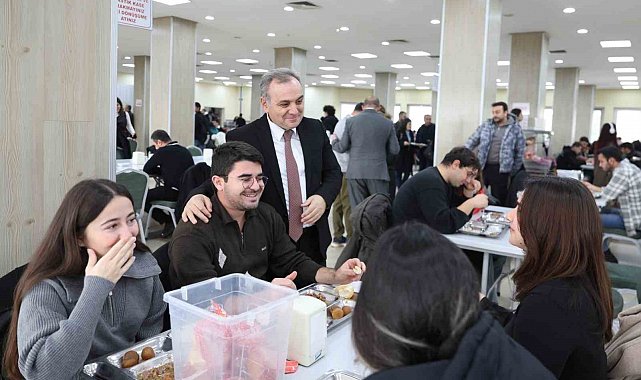 Rektör Prof. Dr. Altun, öğrenciler ile yemek yedi