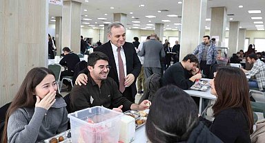 Rektör Prof. Dr. Altun, öğrenciler ile yemek yedi