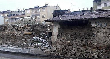 Restorasyon kapsamına alınması planlanan tarihi Galer Hamamı yıkılıyor