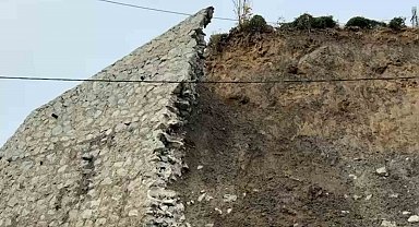 Rize'de istinat duvarı çöktü