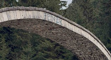 Rize'de tarihi kemer köprüye sprey boya ile zarar verildi