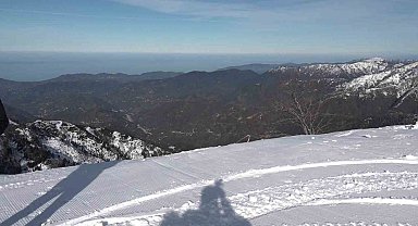 Rize'nin denizi gören zirvesinde kar keyfi