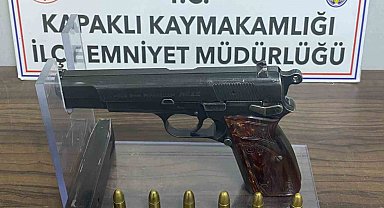 Ruhsatsız tabanca taşıyan 2 şahıs polis engeline takıldı