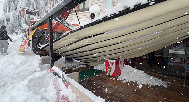 Safranbolu'da kar nedeniyle çatı ve tenteneler çöktü