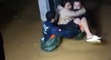 Sağanak sonrası evinde mahsur kalan kadını ekipler kurtardı