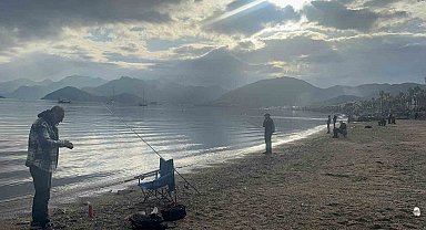 Sağanak sonrası güneş yüzleri güldürdü, Marmaris sahilleri doldu