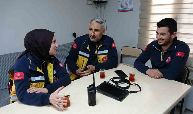 Sağlık çalışanı baba ve kızı aynı ambulansta hayat kurtarıyor