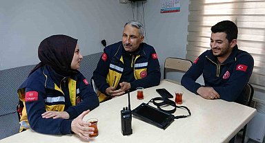 Sağlık çalışanı baba ve kızı aynı ambulansta hayat kurtarıyor