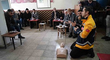 Sağlık ekipleri dağ köylerini tek tek gezerek ilk yardım eğitimi veriyor