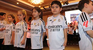 Sahne minik Arda Güler'lerle doldu: Güler ailesi göz yaşlarını tutamadı