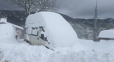 Sakarya'nın yüksek kesimlerinde kar kalınlığı 1 metreye ulaştı