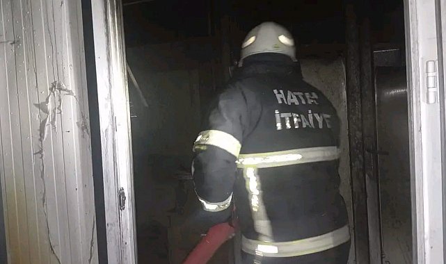 Samandağ'da yanan konteyner kullanılamaz hale geldi