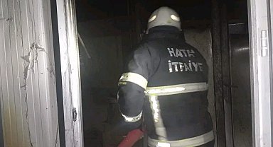 Samandağ'da yanan konteyner kullanılamaz hale geldi