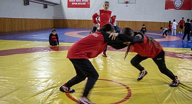 Şampiyon güreşçi Nesrin Baş, Tokat'ta kız çocuklarına örnek oldu