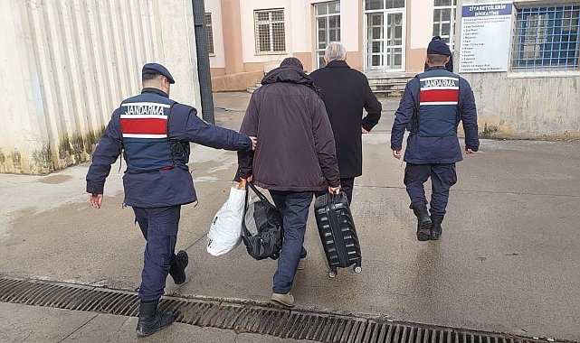 Samsun'da 17 yıl hapis cezası bulunan baba ile 8 yıl hapis cezası olan oğlu yakalandı