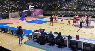 Samsun'da basketbol maçında oyuncu, hakeme saldırdı
