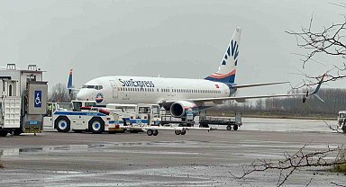 Samsun'da martı sürüsüne çarpan yolcu uçağı, kontrollerin ardından havalandı