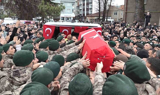 Samsunlu şehit polis, görev arkadaşlarının omzunda dualarla uğurlandı