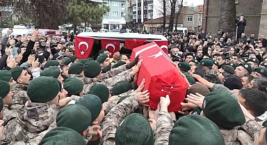 Samsunlu şehit polis, görev arkadaşlarının omzunda dualarla uğurlandı