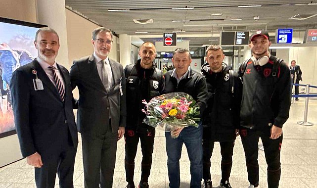 Samsunspor, Almanya'da çiçeklerle karşılandı
