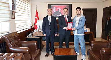 Sanatıyla Karacasu'ya değer katan öğrenci plaketle onurlandırıldı