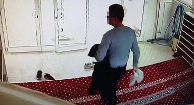 Şanlıurfa'da camide ayakkabı ve mont hırsızlığı kamerada