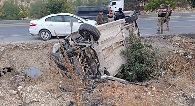 Şanlıurfa'da hafif ticari araç devrildi: Baba ve oğlu yaralandı