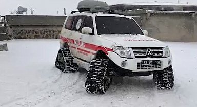 Şanlıurfa'da hastalar paletli ambulanslarla hastaneye ulaştırıldı
