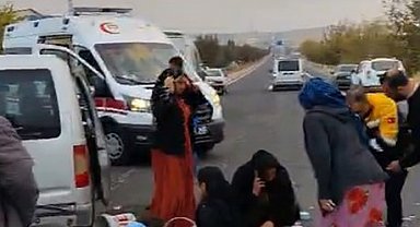 Şanlıurfa'da iki araç çarpıştı: 11 kişi yaralandı