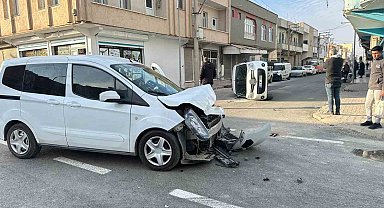 Şanlıurfa'da iki ticari araç çarpıştı, biri ters döndü